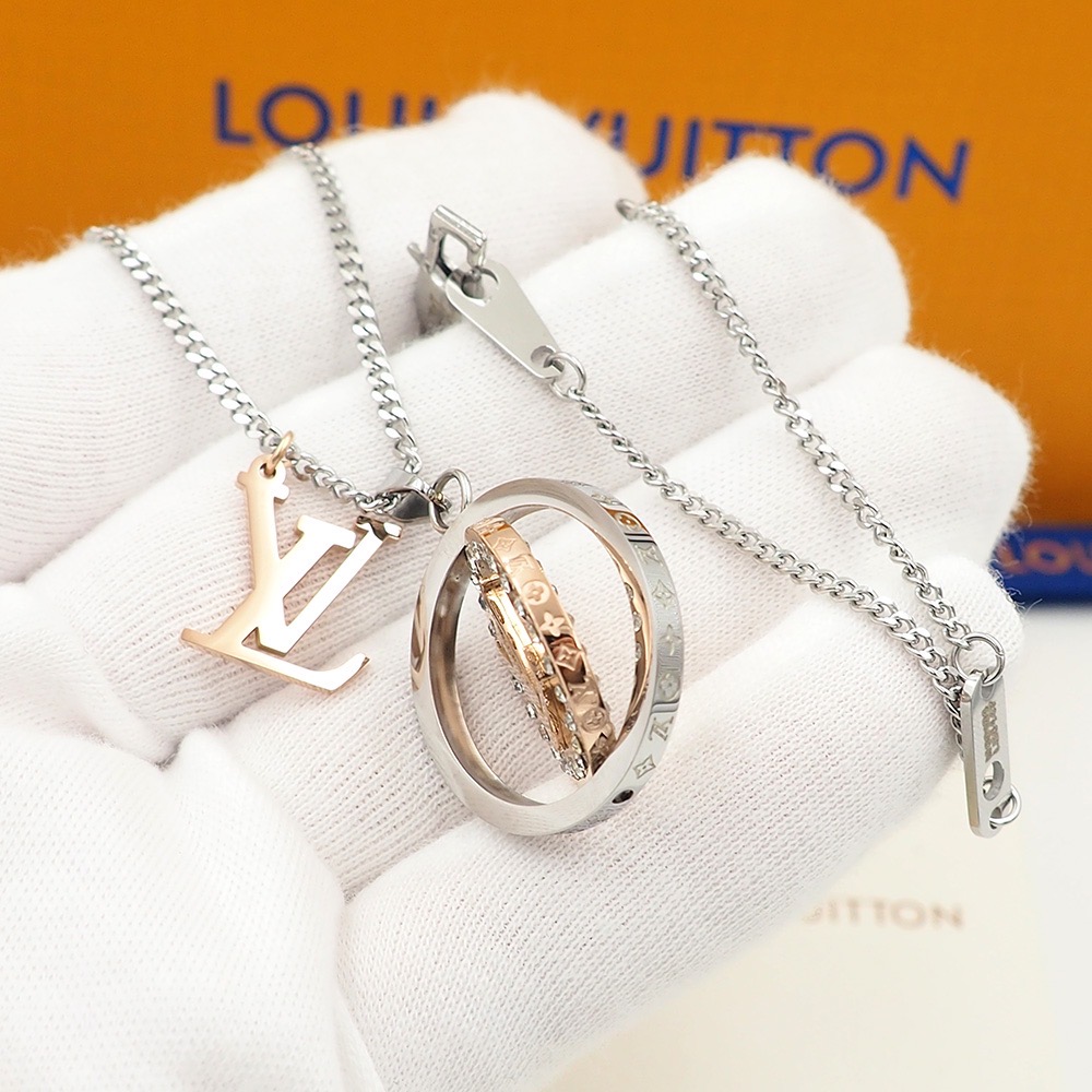 M80184  LV CATCH PENDANT NECKLACE