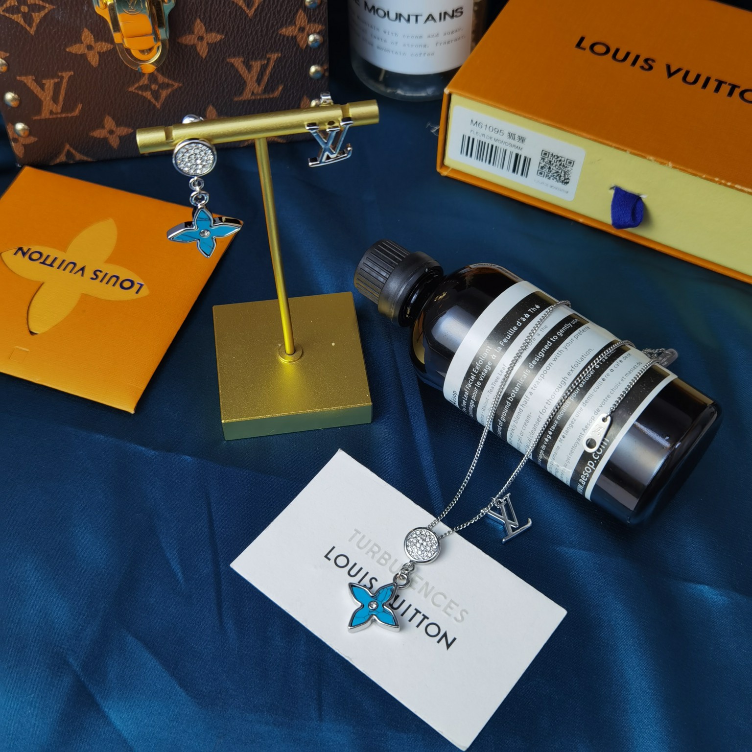 LV CATCH PENDANT NECKLACE