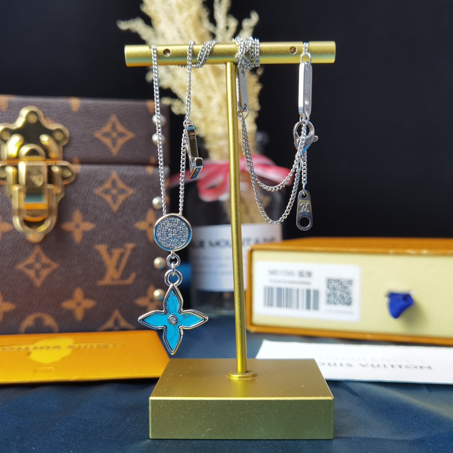 LV CATCH PENDANT NECKLACE