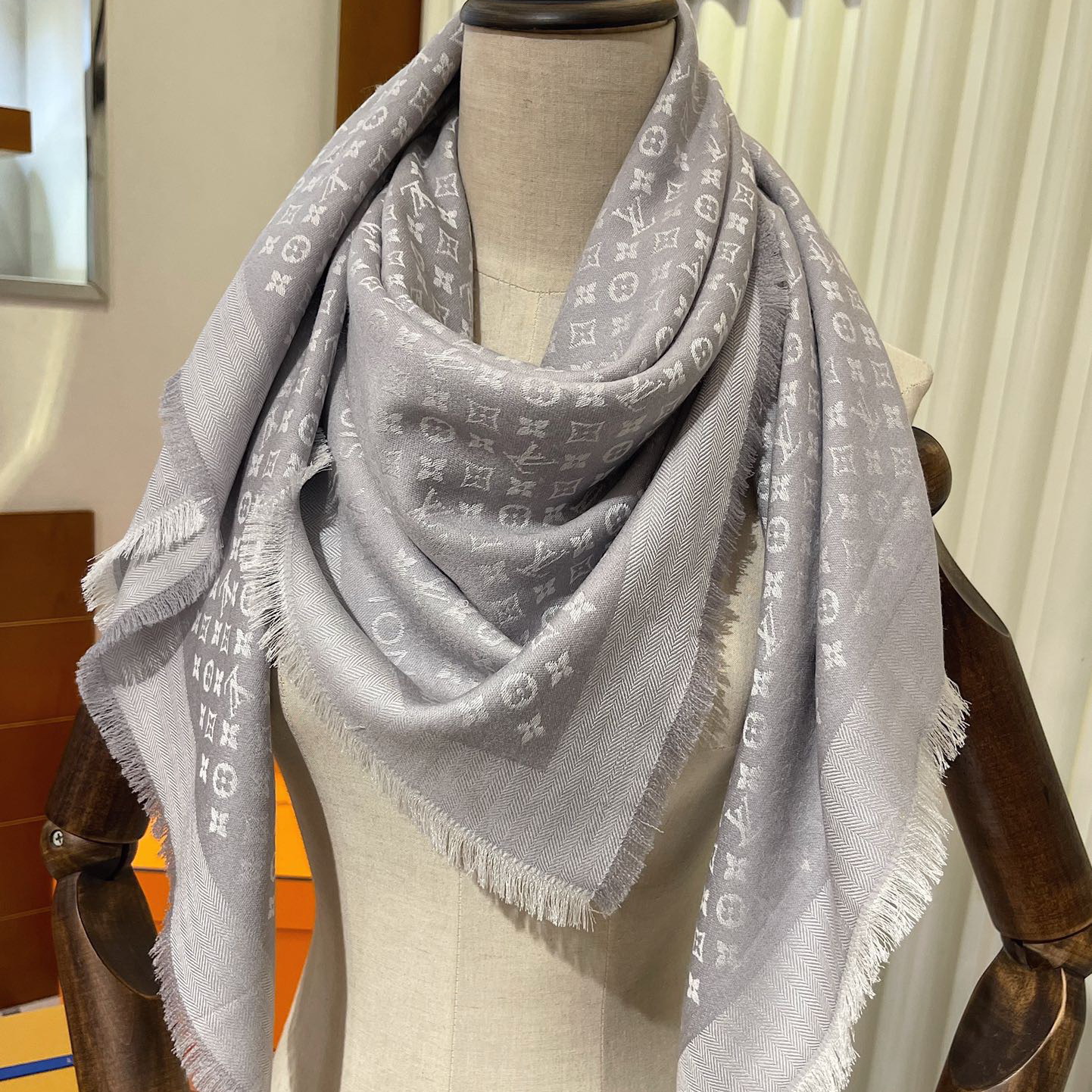 Petit louis shawl, lv