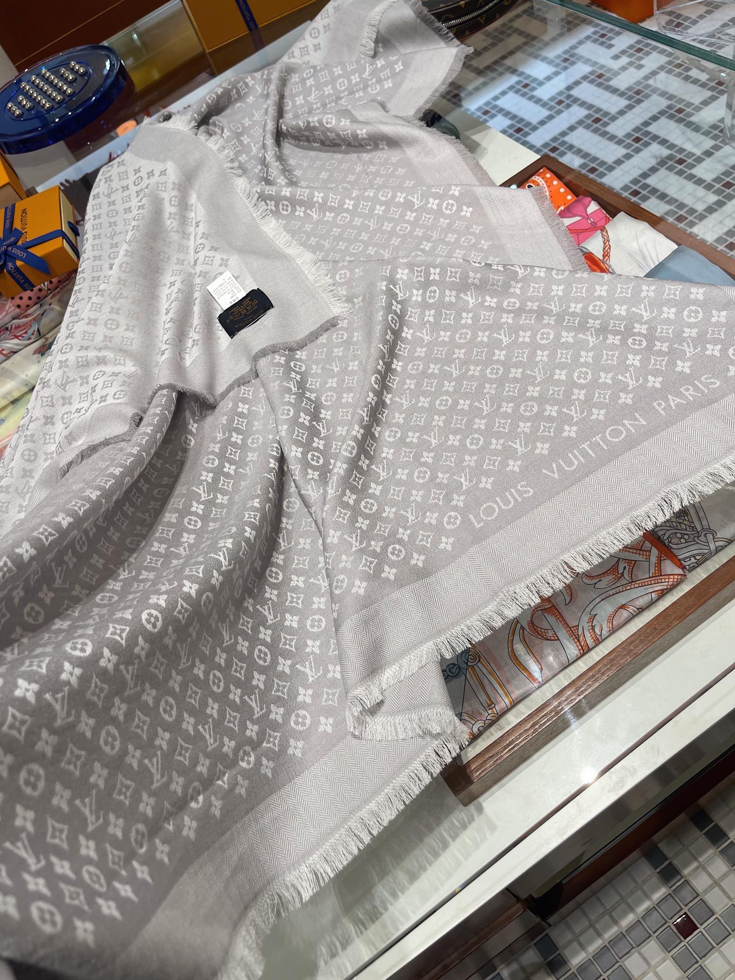 Petit louis shawl, lv