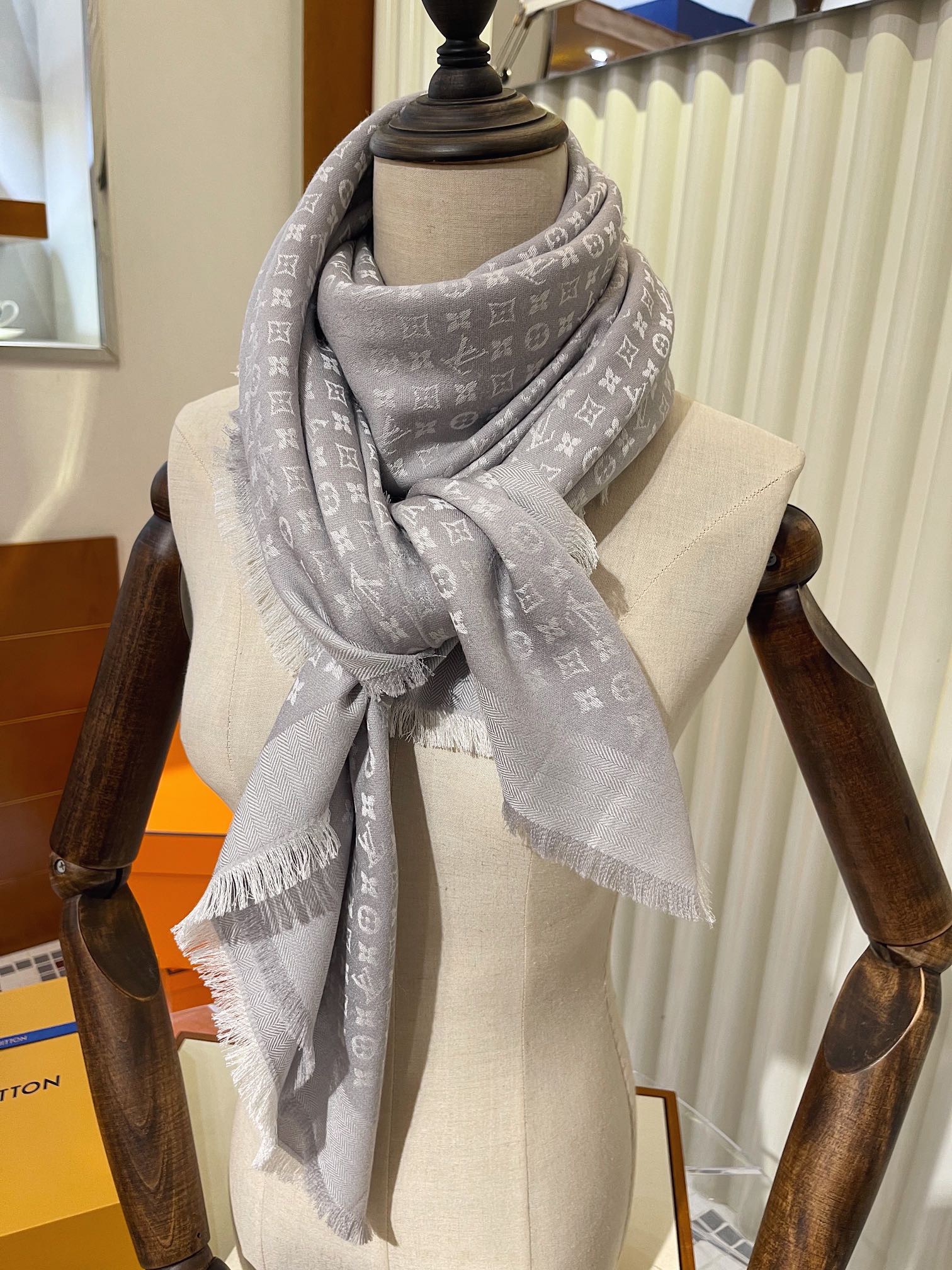 Petit louis shawl, lv