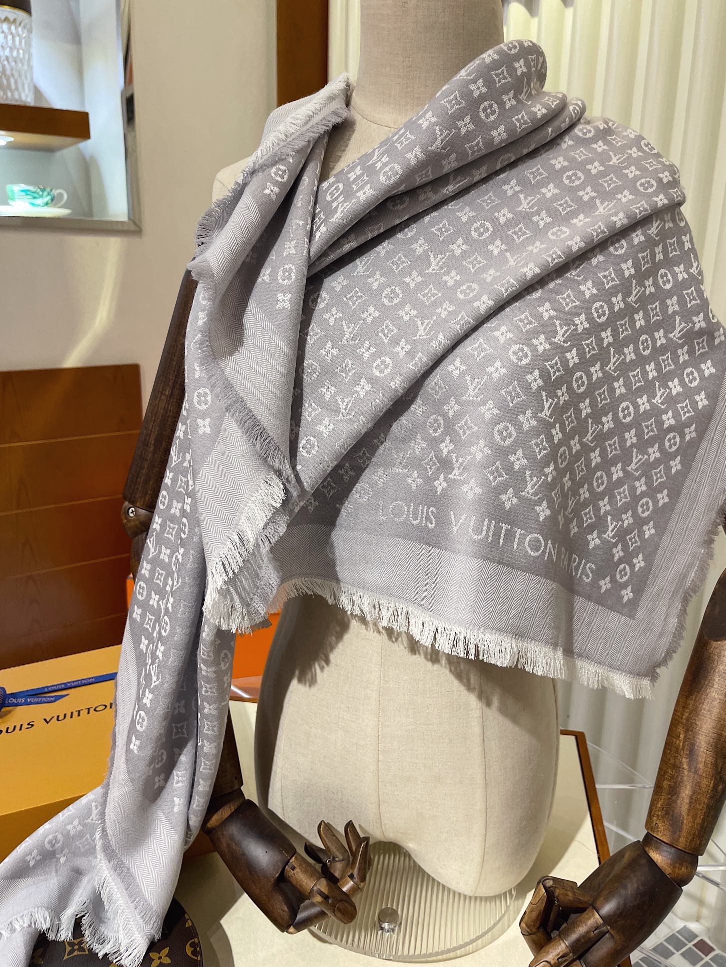 Petit louis shawl, lv