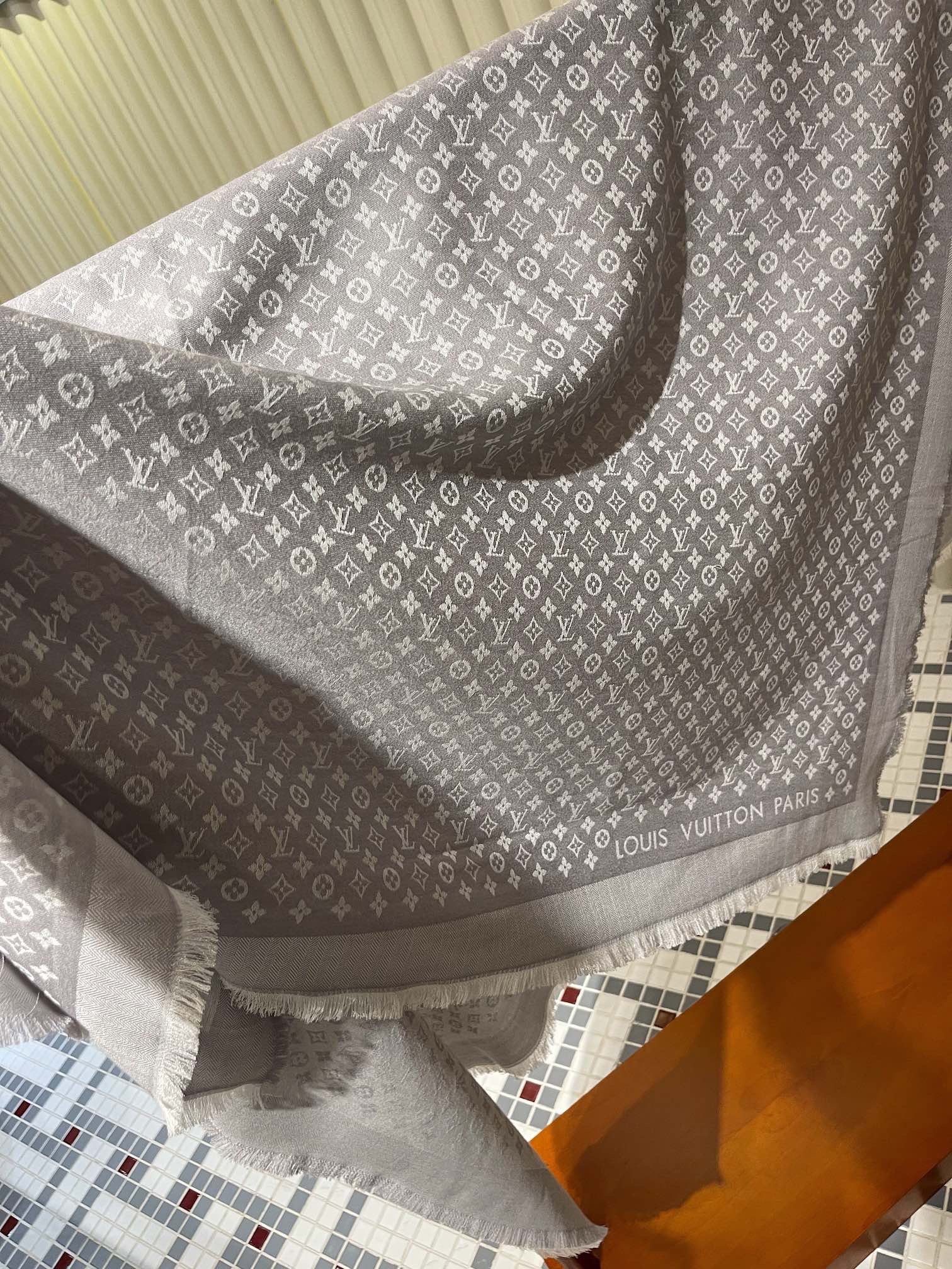Petit louis shawl, lv
