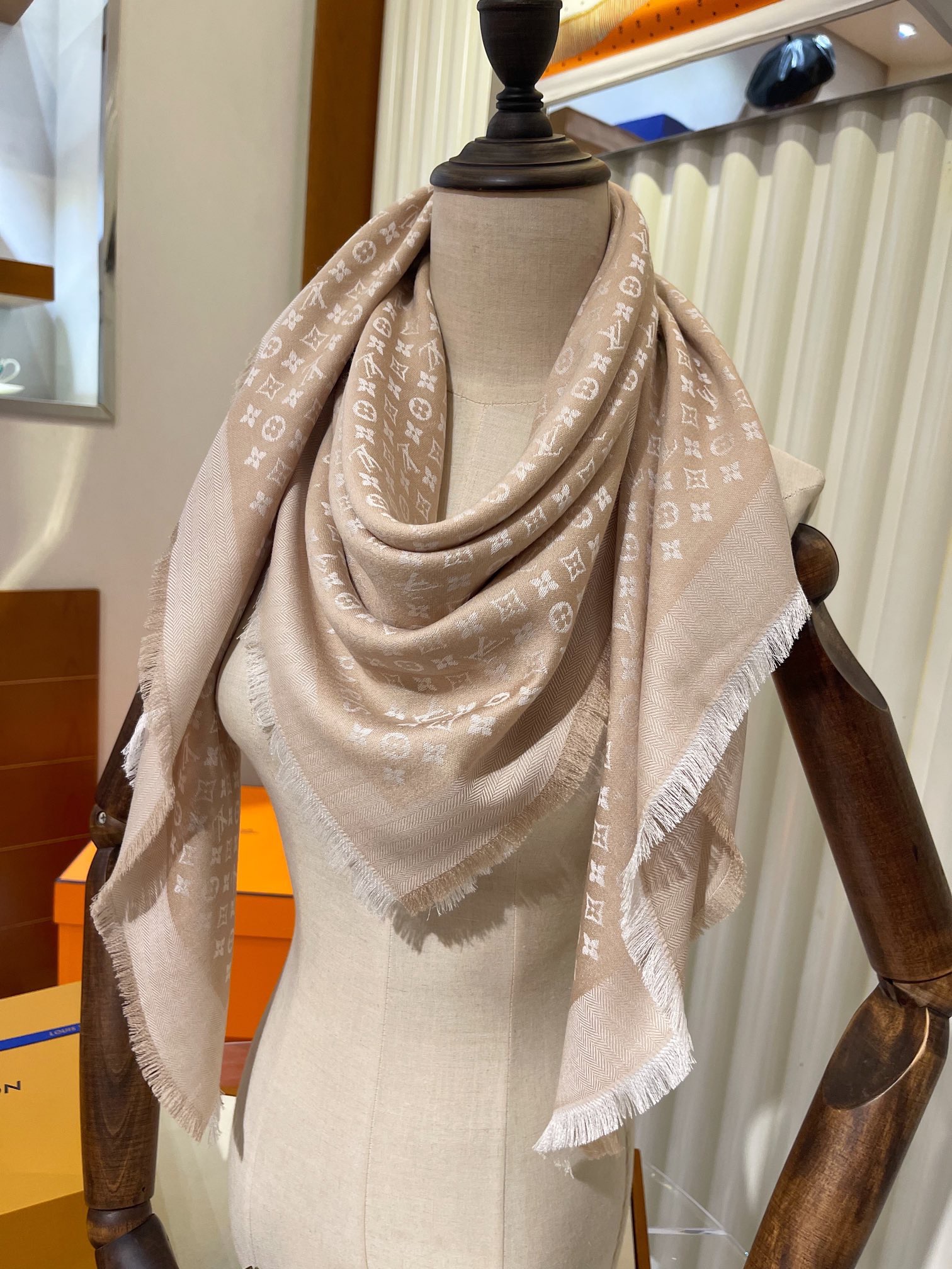 Petit louis shawl, lv