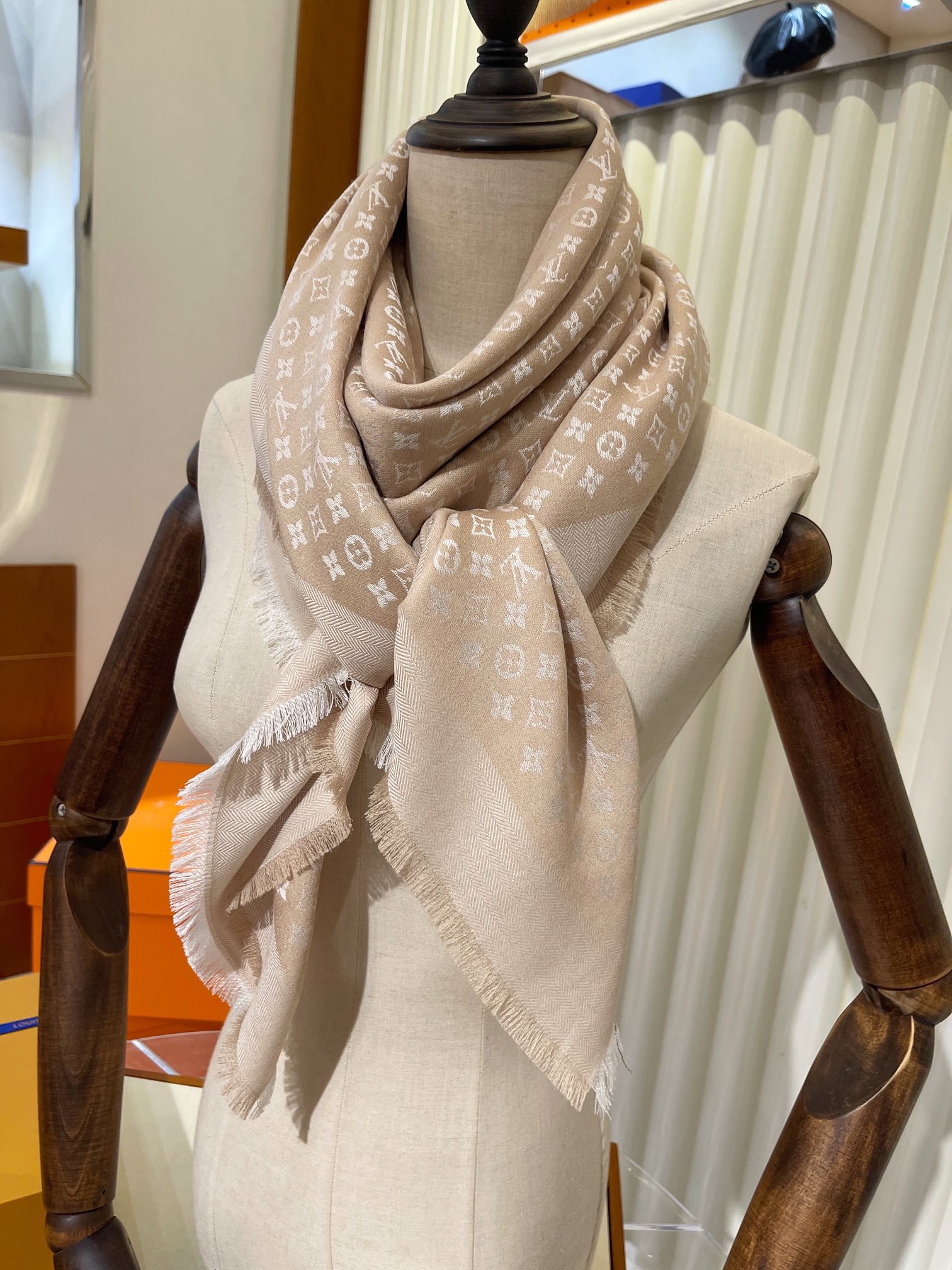 Petit louis shawl, lv