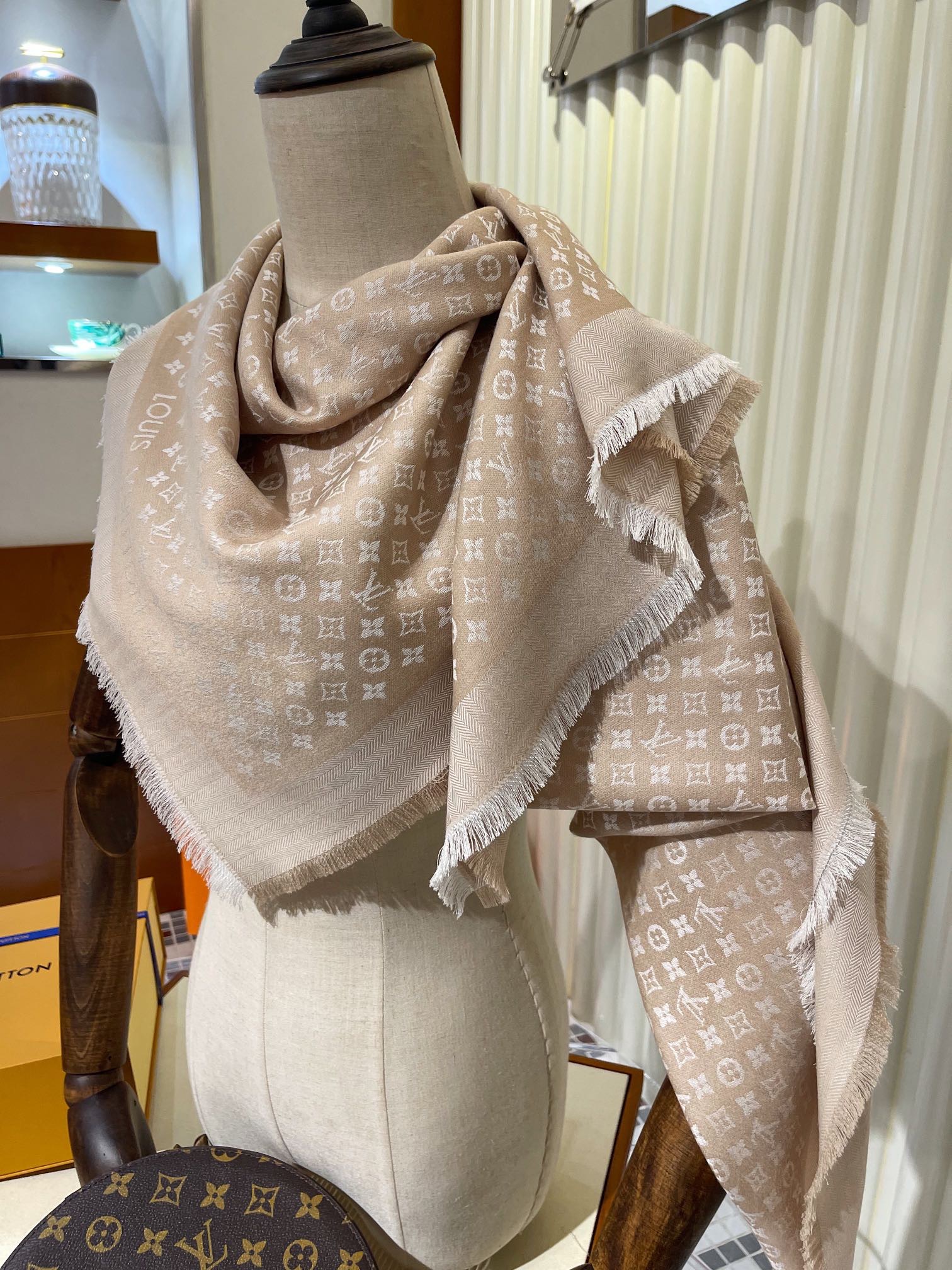 Petit louis shawl, lv
