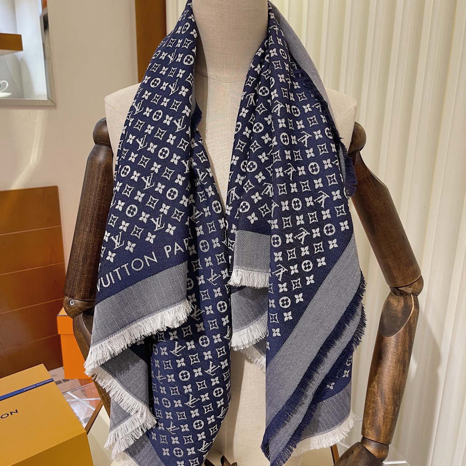 Petit louis shawl, lv