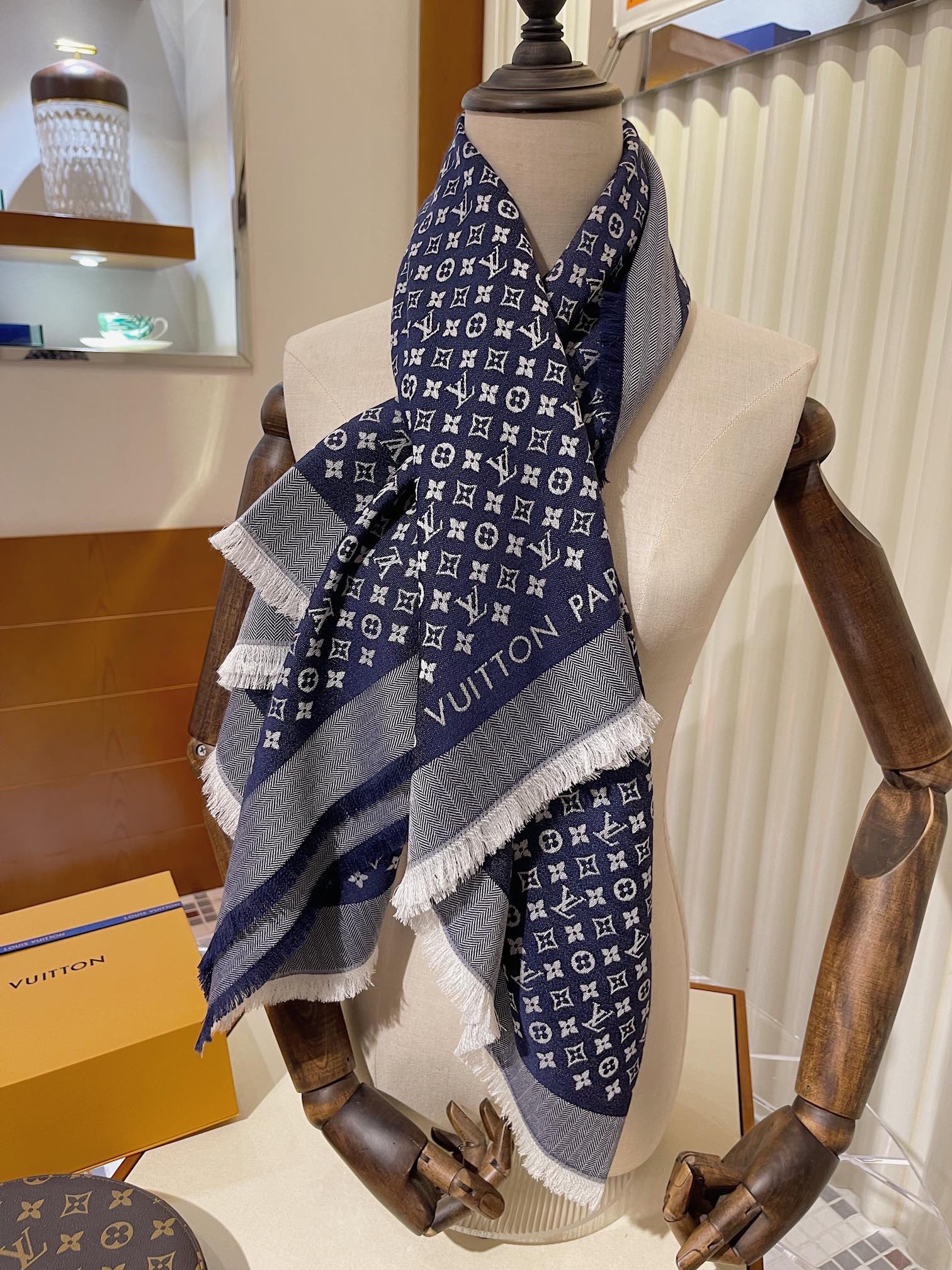 Petit louis shawl, lv