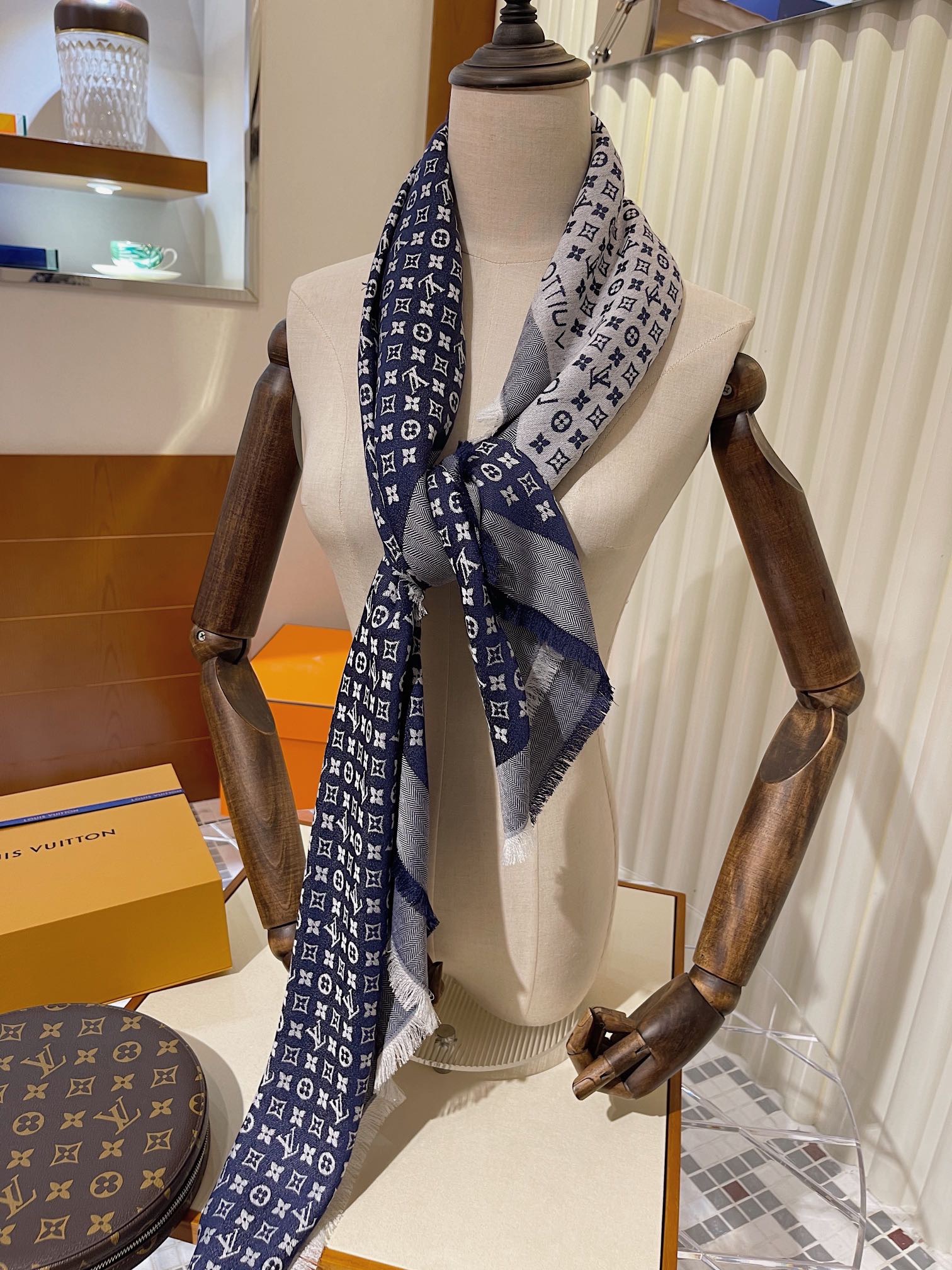 Petit louis shawl, lv