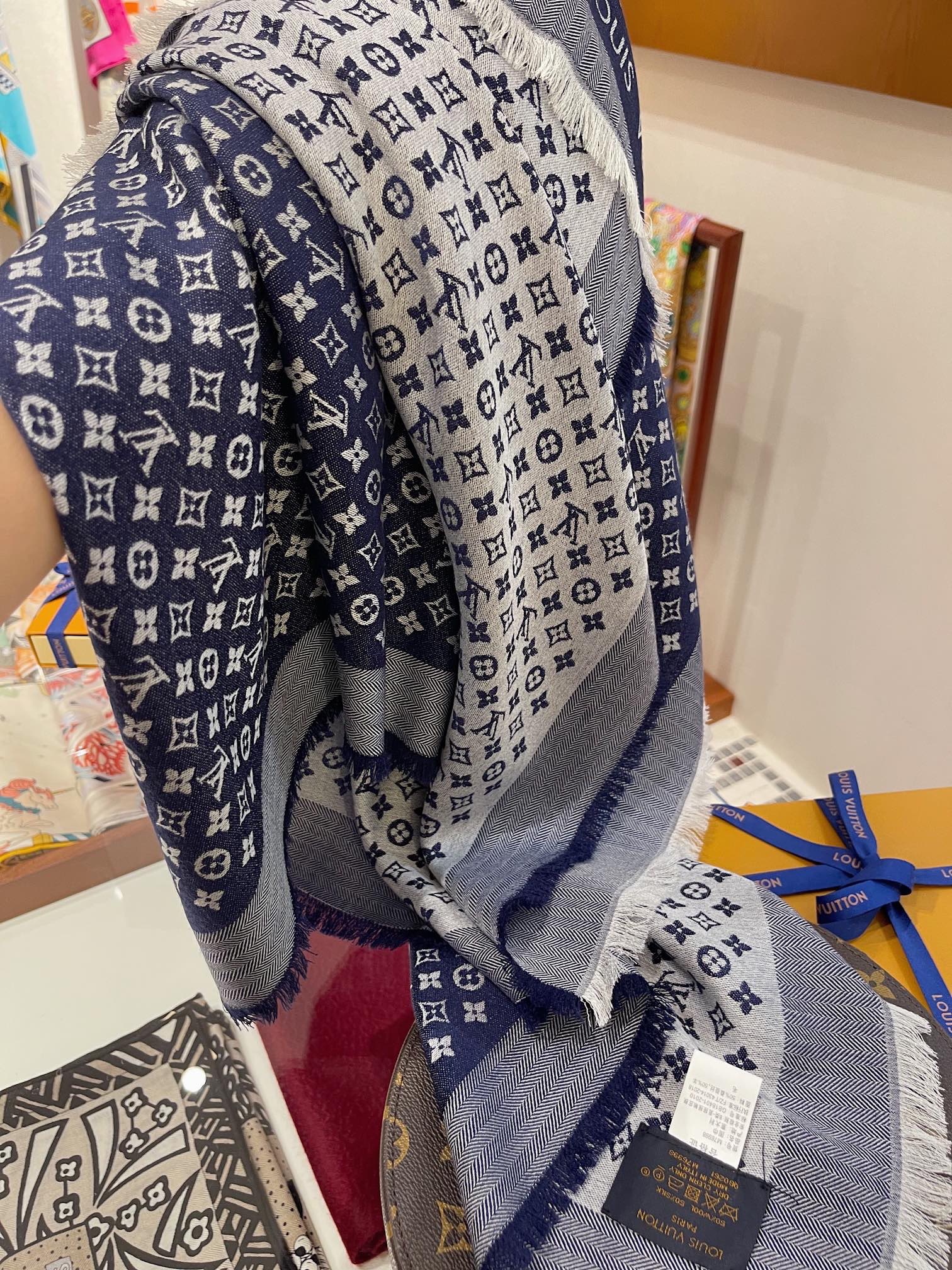 Petit louis shawl, lv