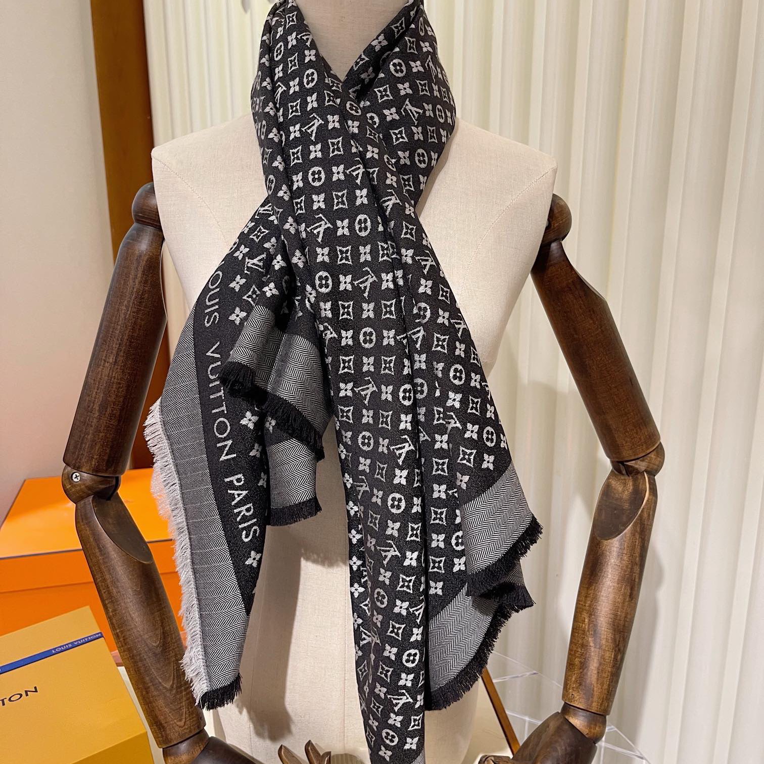 Petit louis shawl, lv