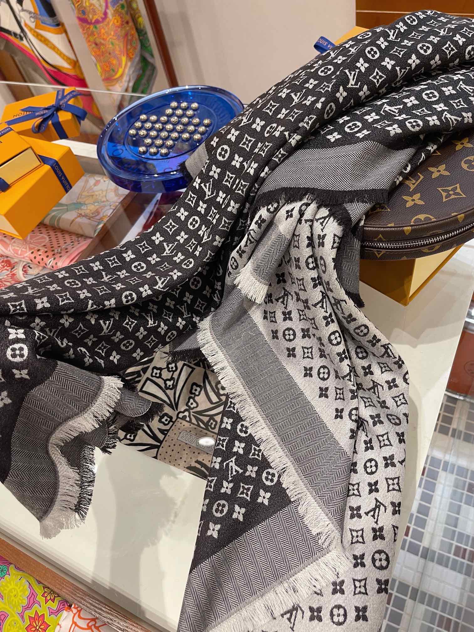 Petit louis shawl, lv
