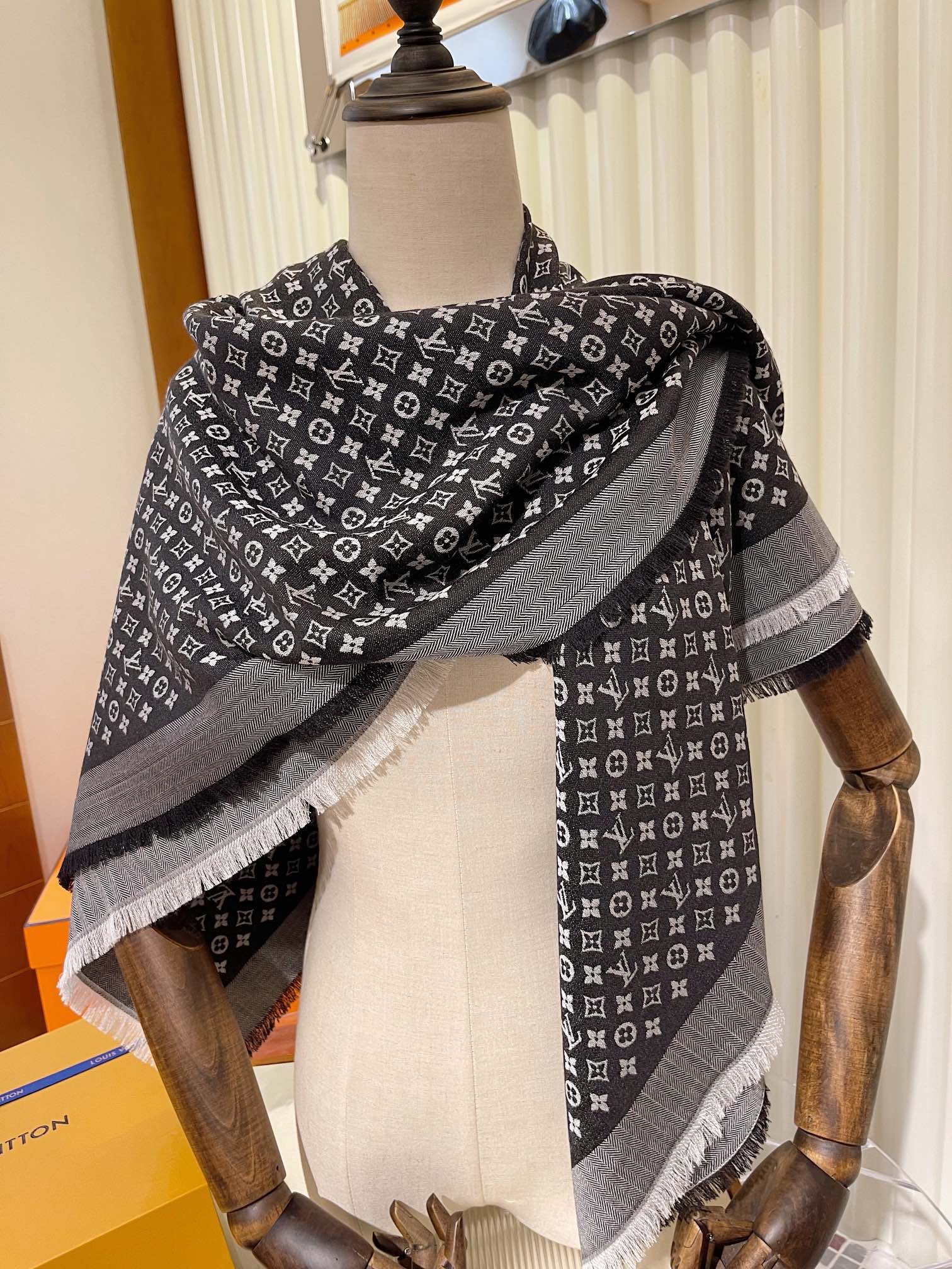 Petit louis shawl, lv