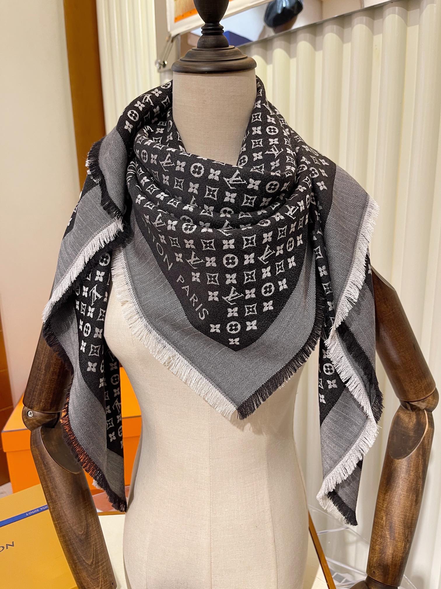 Petit louis shawl, lv