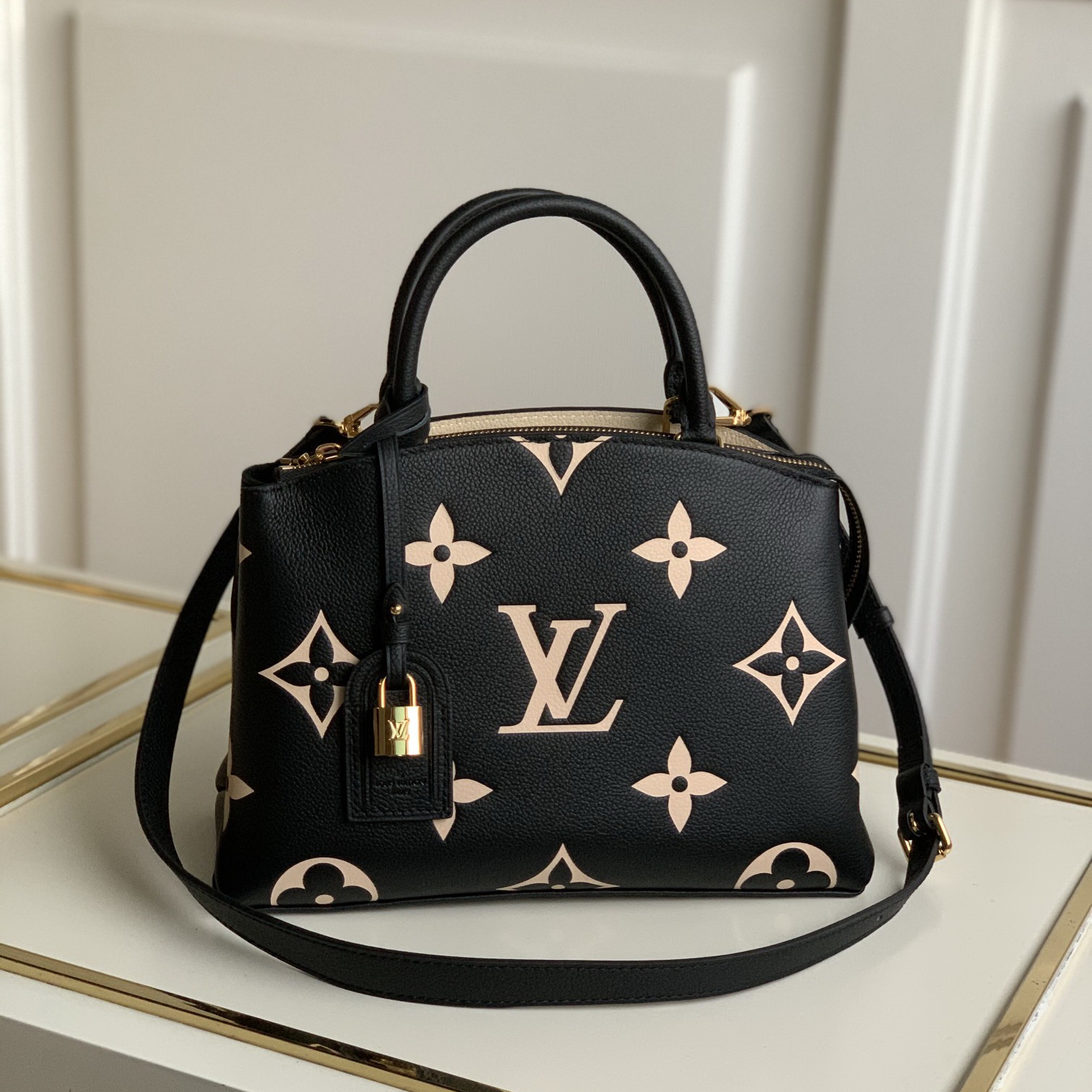 M58913  PETIT PALAIS, LOUIS VUITTON LV