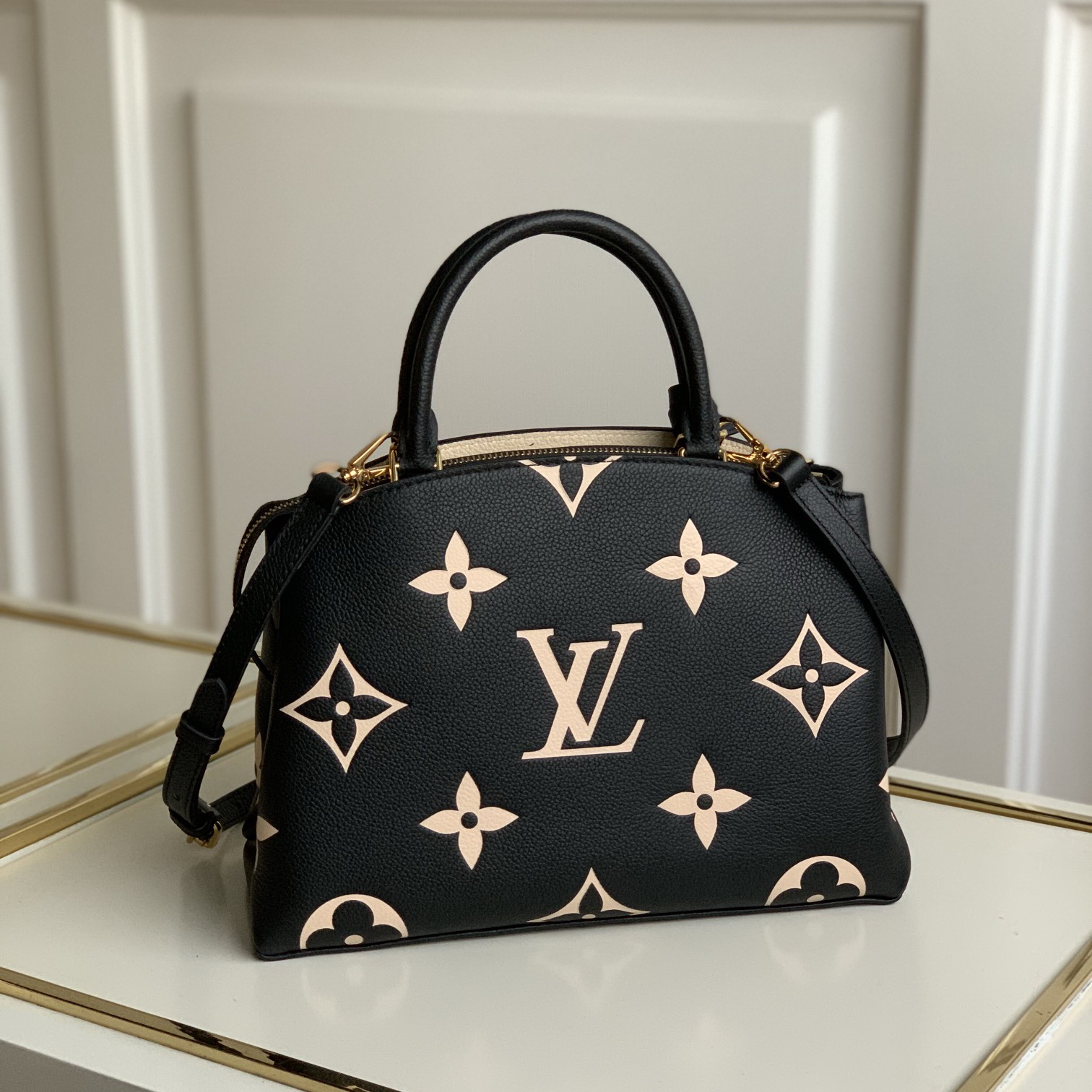 M58913  PETIT PALAIS, LOUIS VUITTON LV