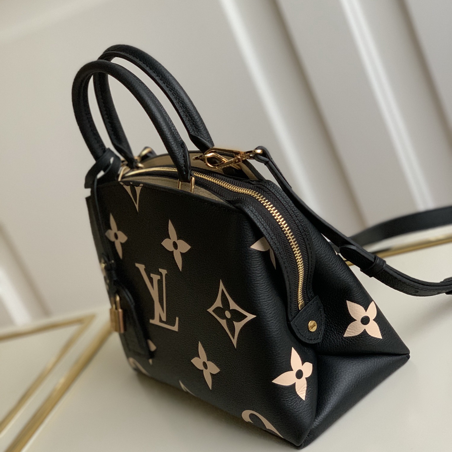 M58913  PETIT PALAIS, LOUIS VUITTON LV