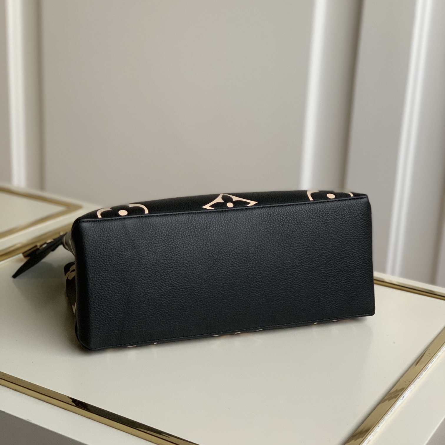 M58913  PETIT PALAIS, LOUIS VUITTON LV