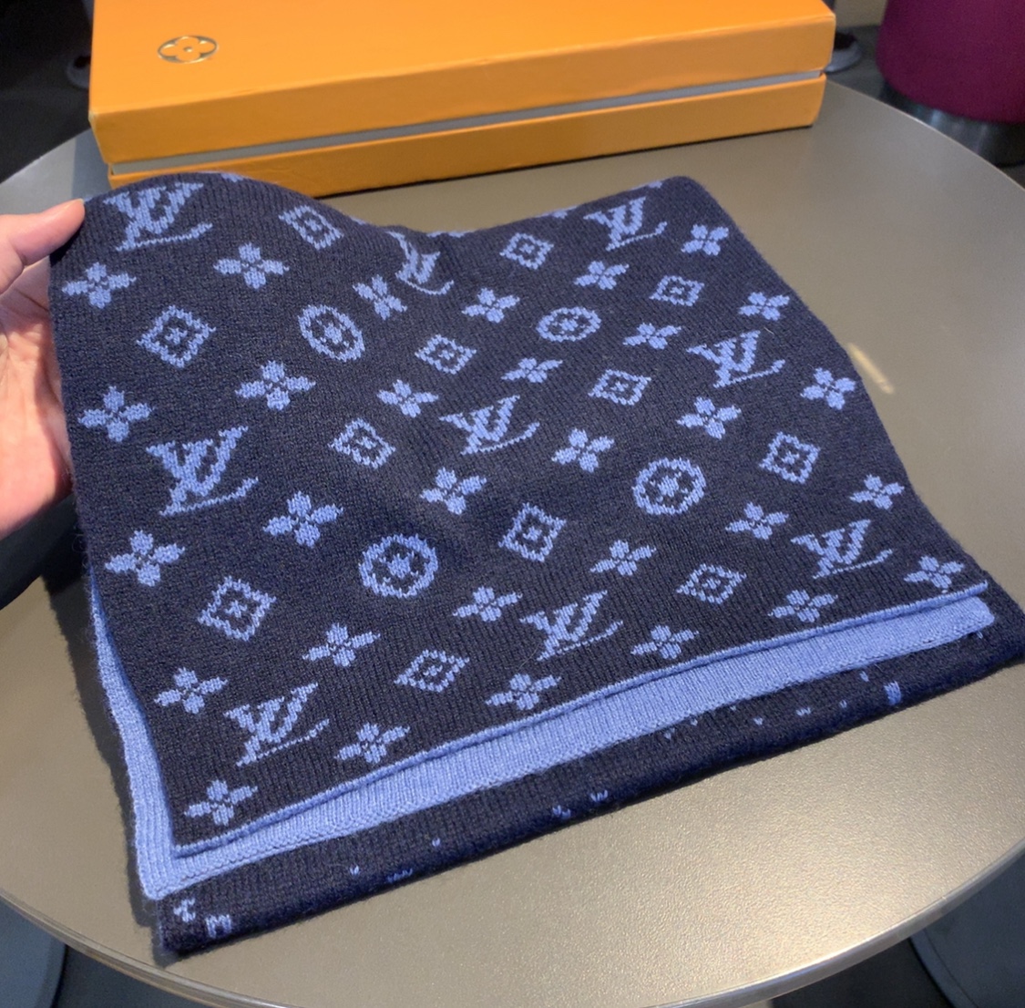 LOUIS VUITTON LV SCARF