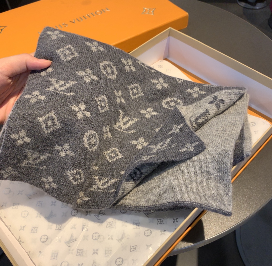 LOUIS VUITTON LV SCARF