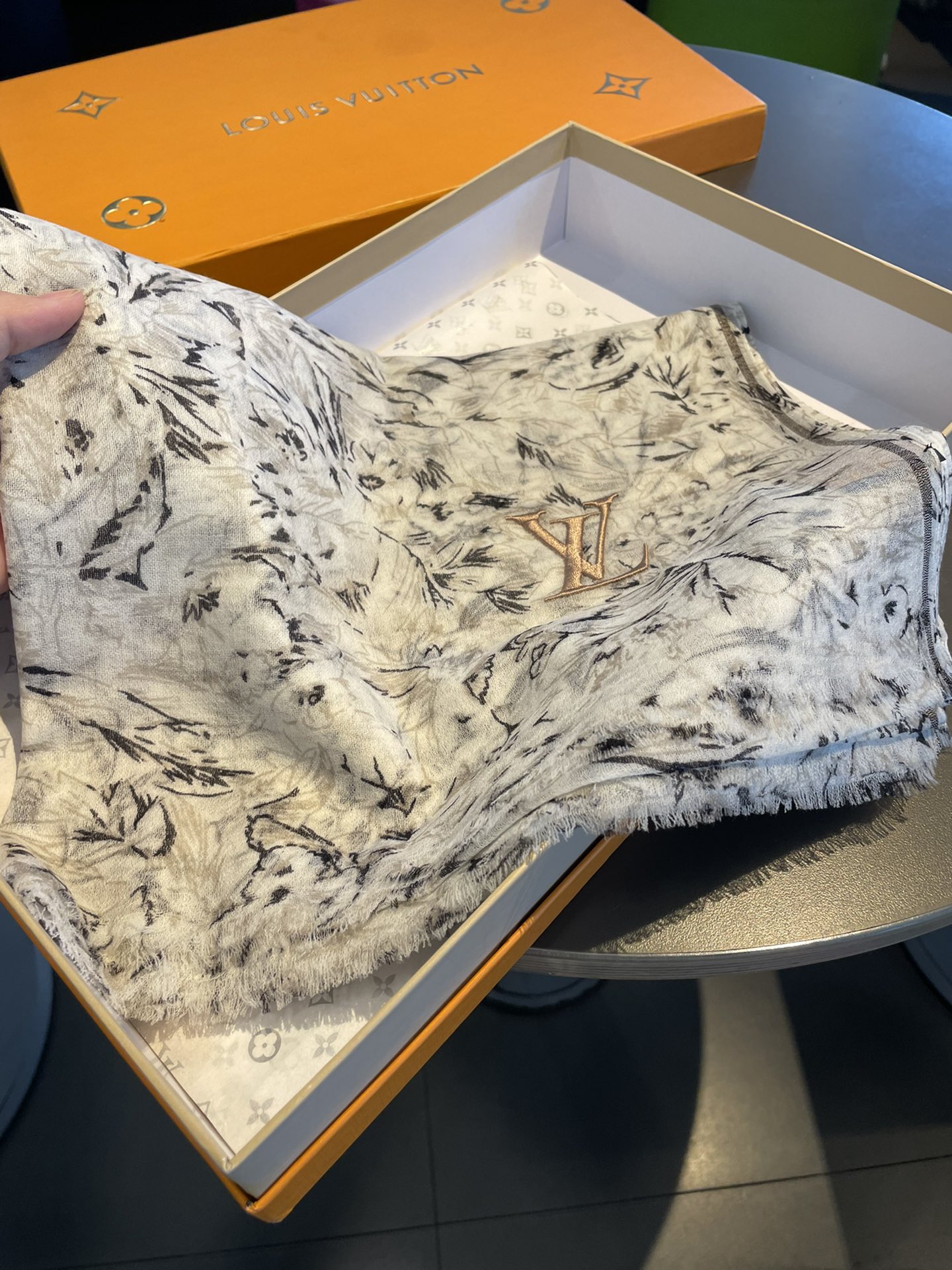 LOUIS VUITTON LV SCARF