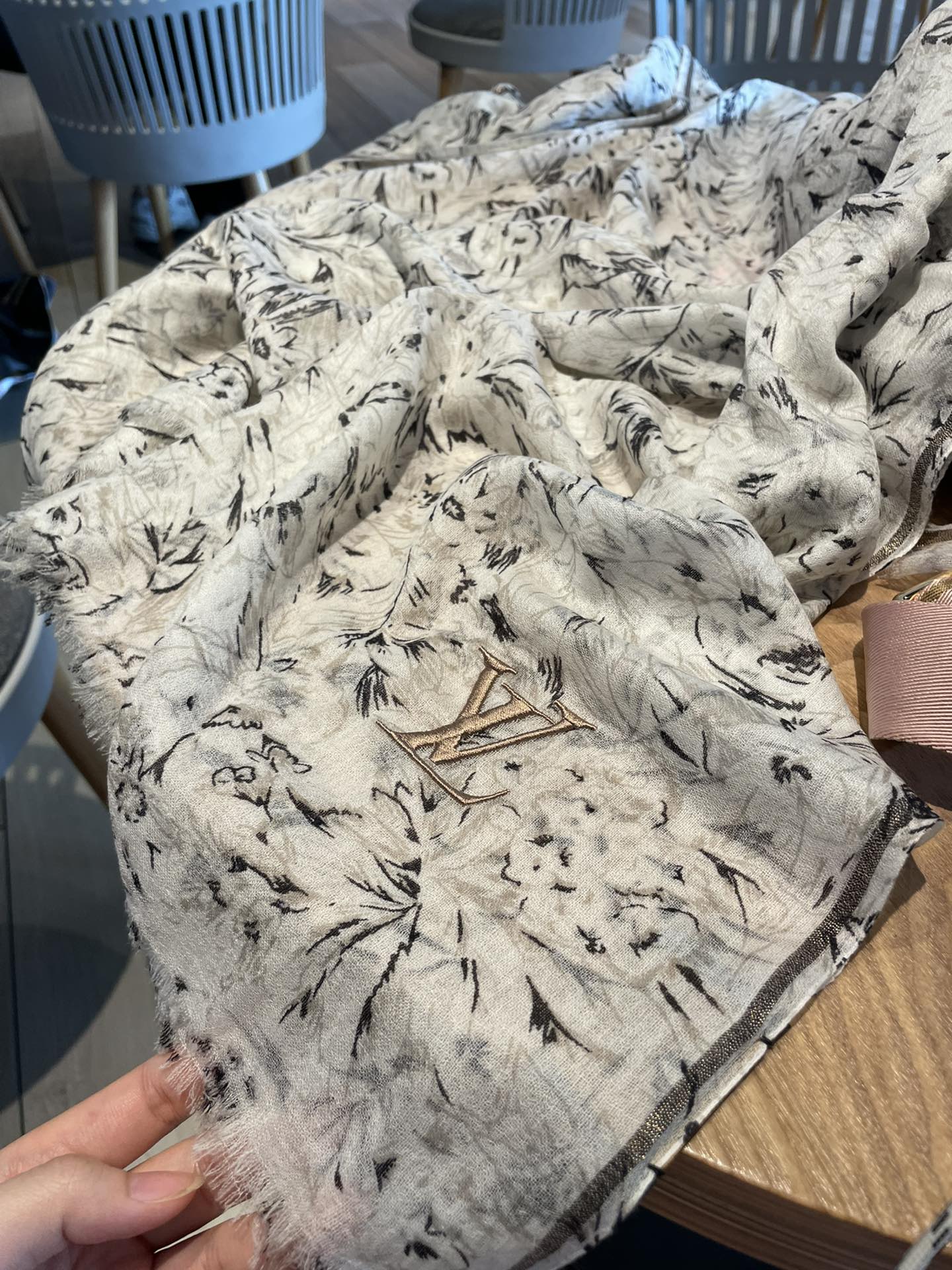 LOUIS VUITTON LV SCARF