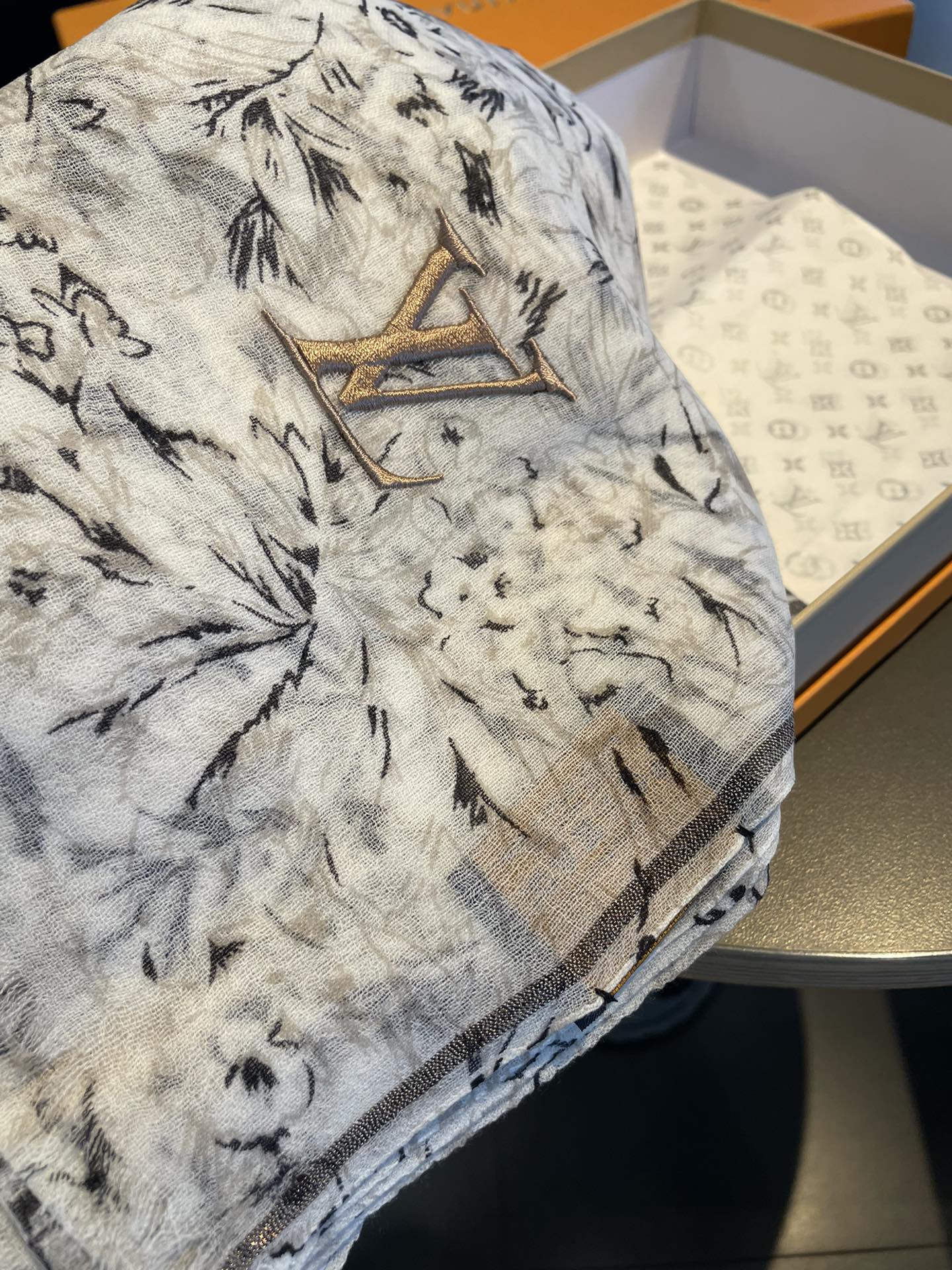 LOUIS VUITTON LV SCARF
