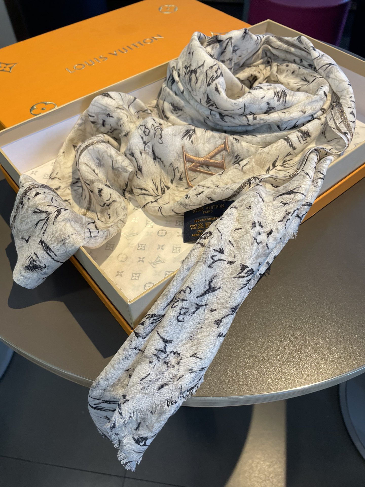 LOUIS VUITTON LV SCARF