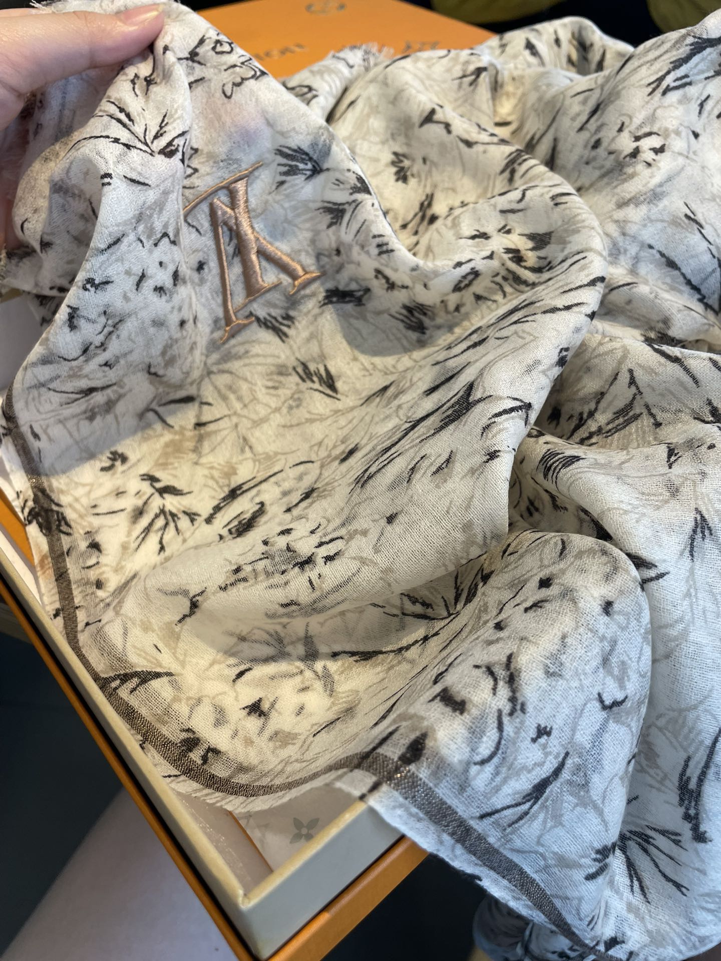 LOUIS VUITTON LV SCARF
