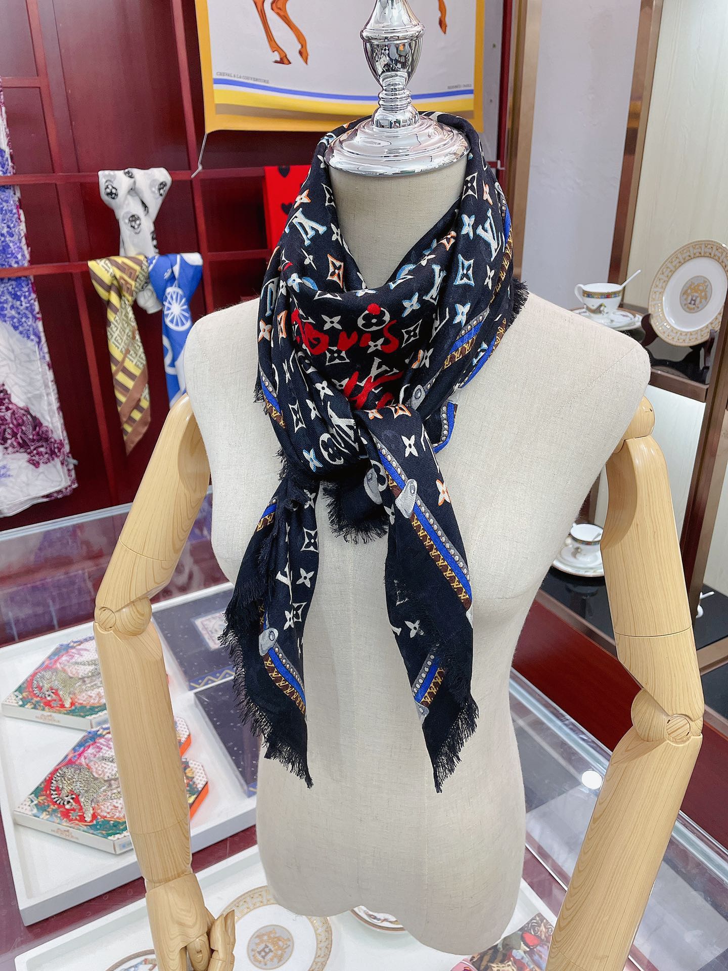 LOUIS VUITTON LV SCARF