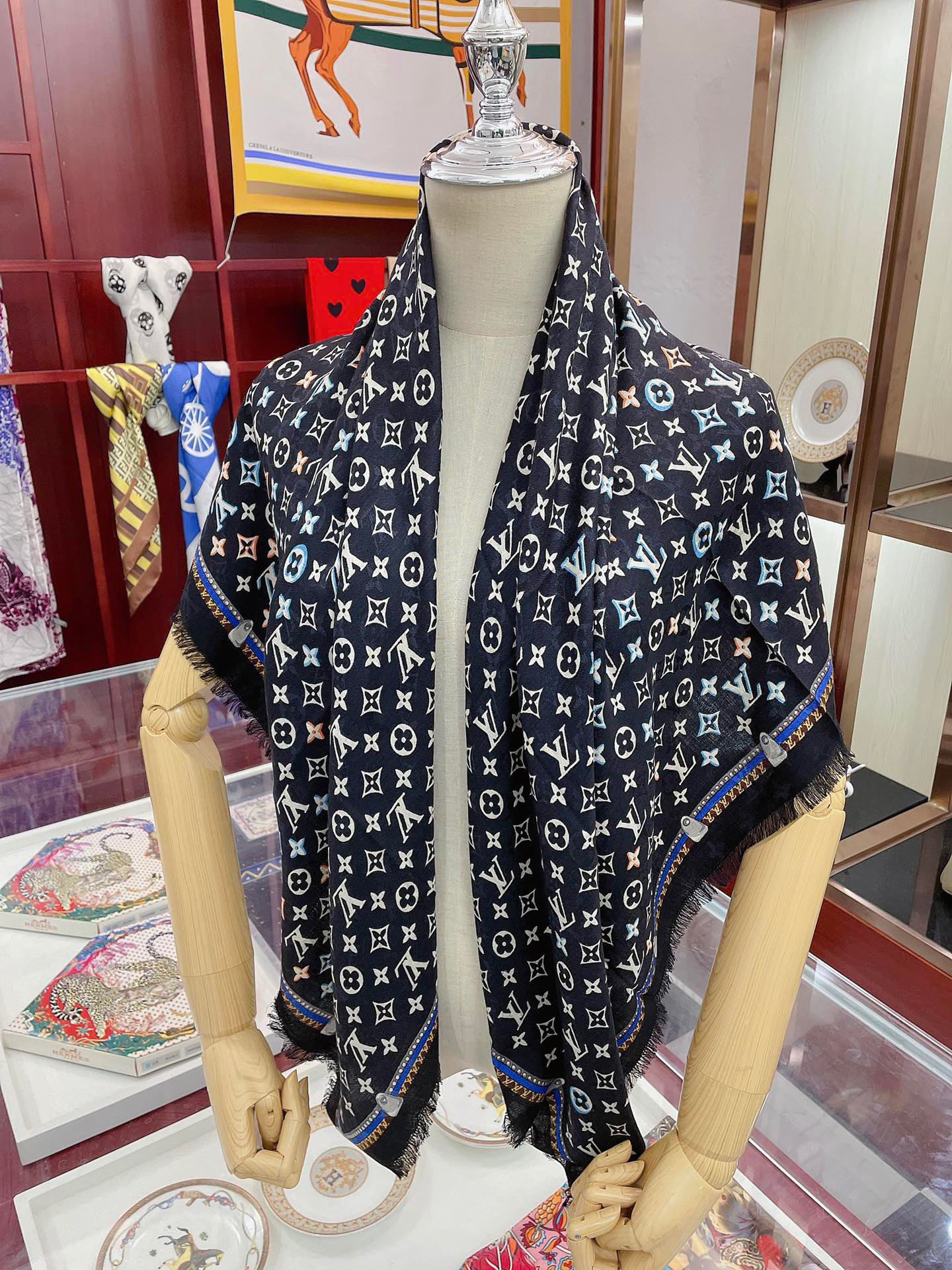 LOUIS VUITTON LV SCARF