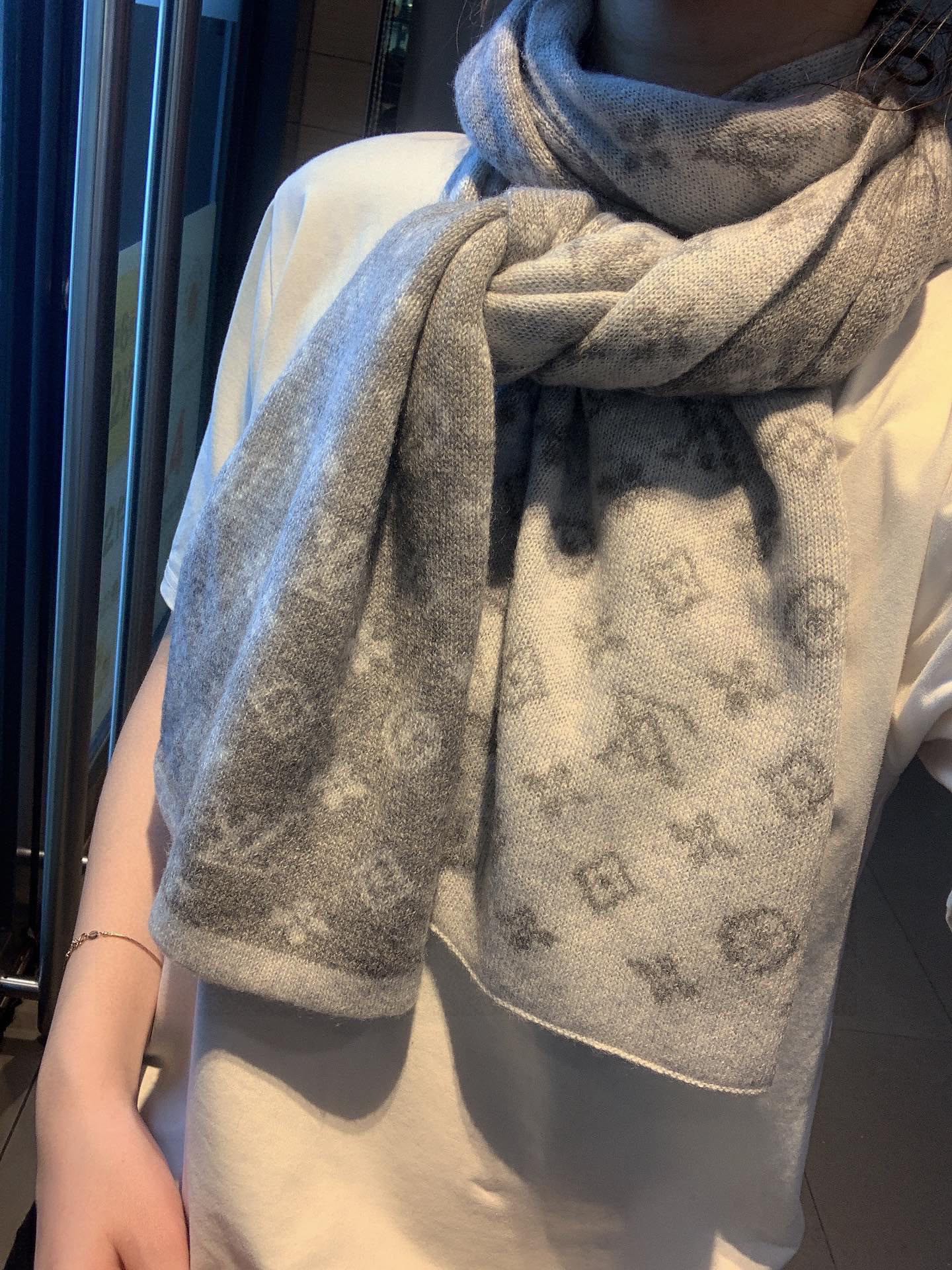 LOUIS VUITTON LV SCARF
