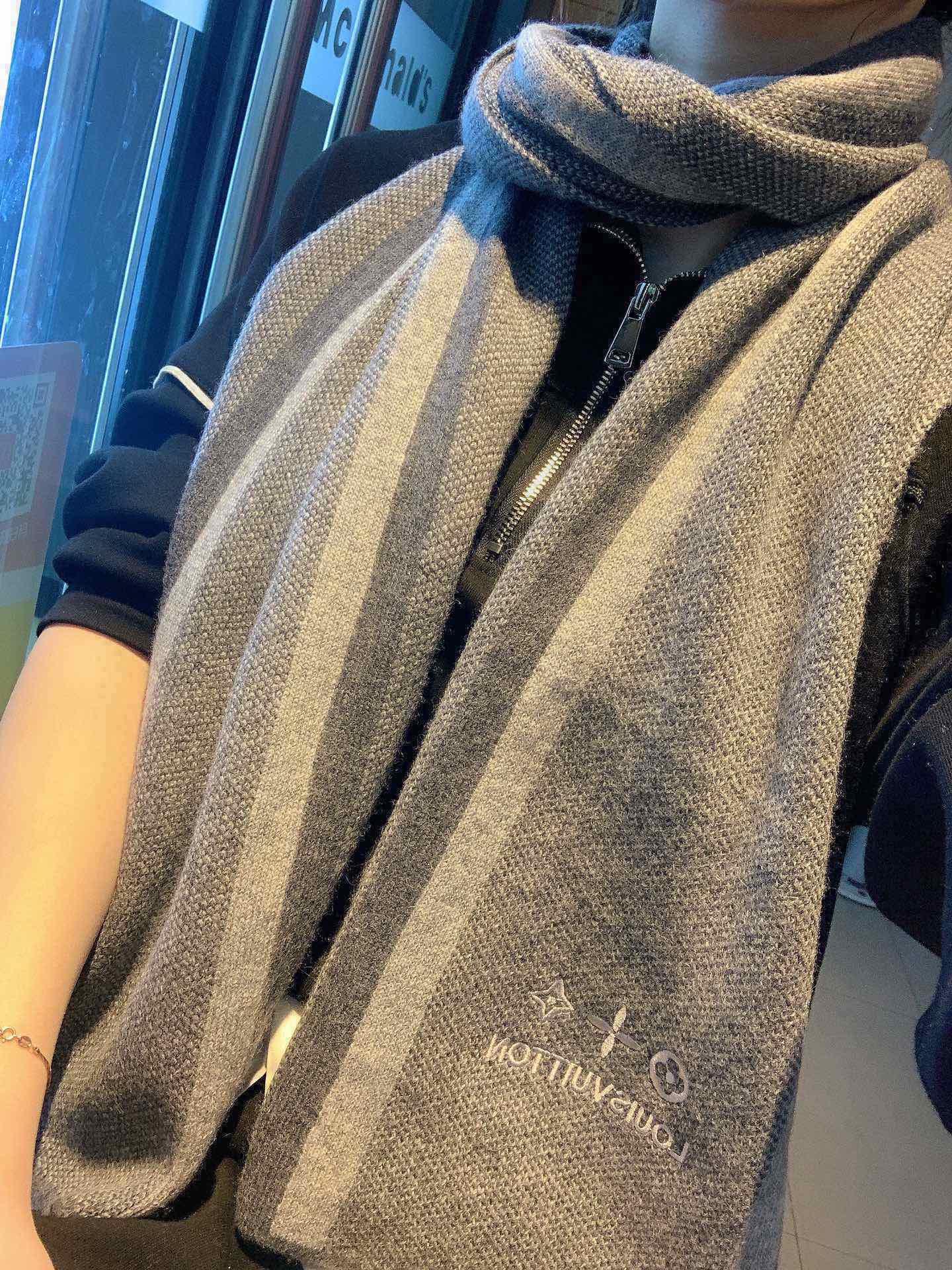 LOUIS VUITTON LV SCARF