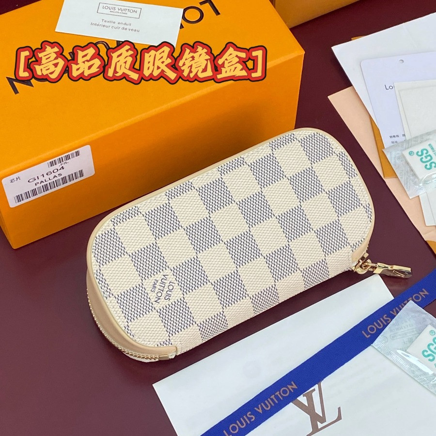 GI1604 Anna Sunglasses Pouch, Louis Vuitton LV