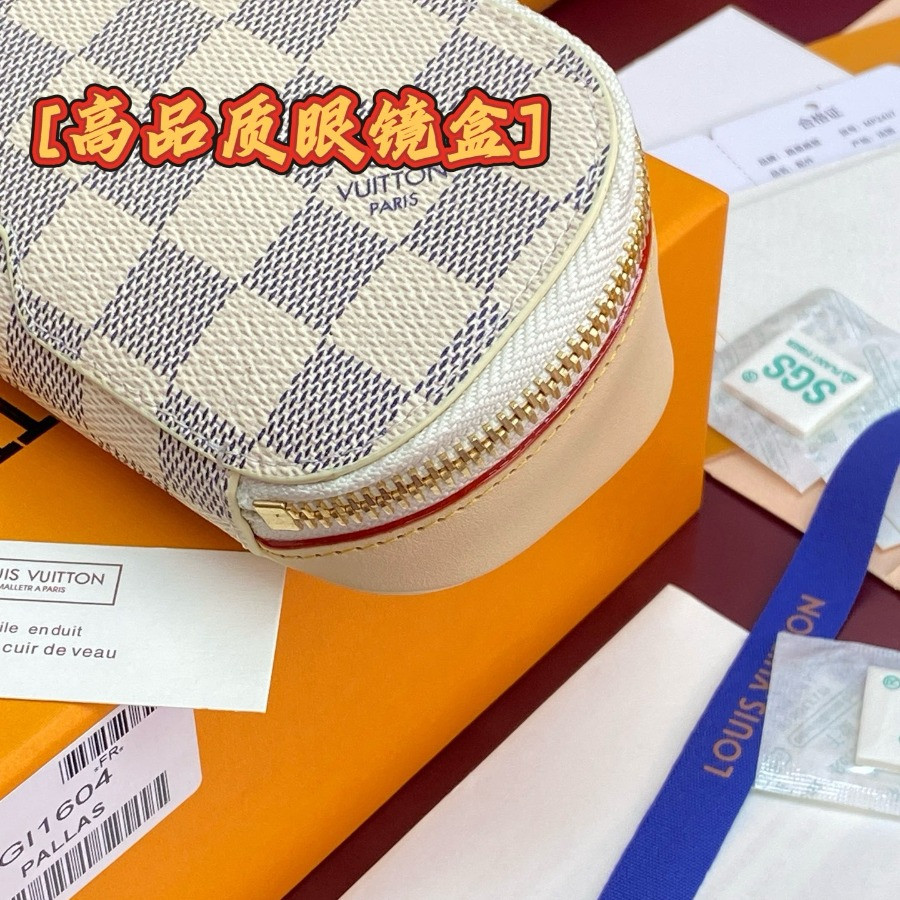 GI1604 Anna Sunglasses Pouch, Louis Vuitton LV