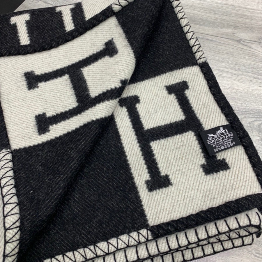 Premium Cashmere Blend Blanket – HERMSCA-169 | Black & Ivory White | 170 × 135 cm