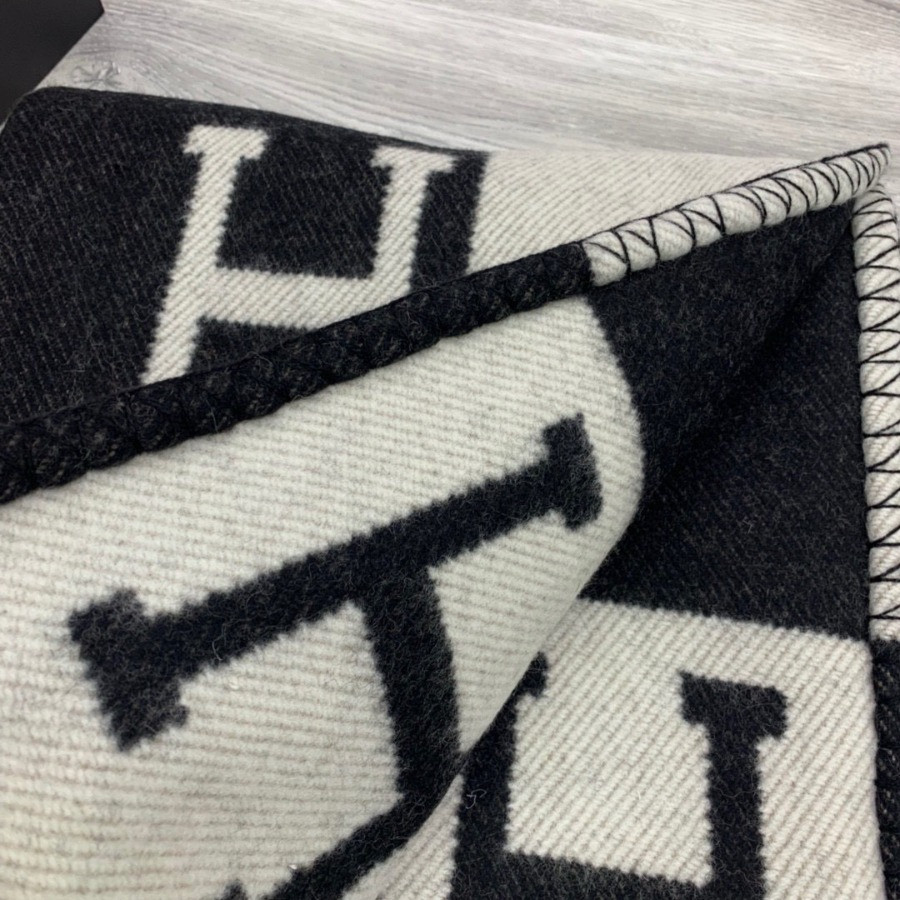 Premium Cashmere Blend Blanket – HERMSCA-169 | Black & Ivory White | 170 × 135 cm