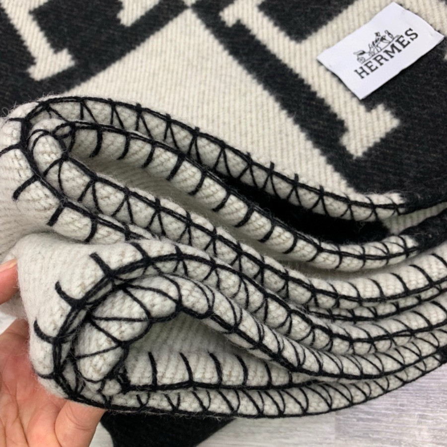 Premium Cashmere Blend Blanket – HERMSCA-169 | Black & Ivory White | 170 × 135 cm