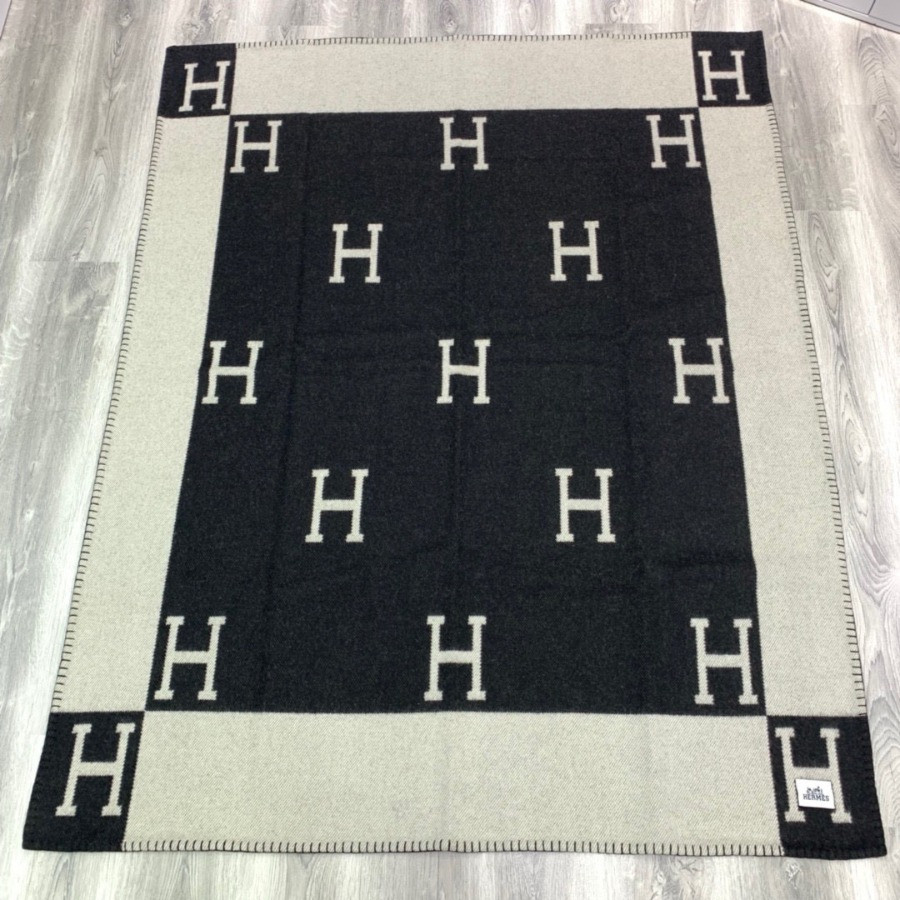 Premium Cashmere Blend Blanket – HERMSCA-169 | Black & Ivory White | 170 × 135 cm
