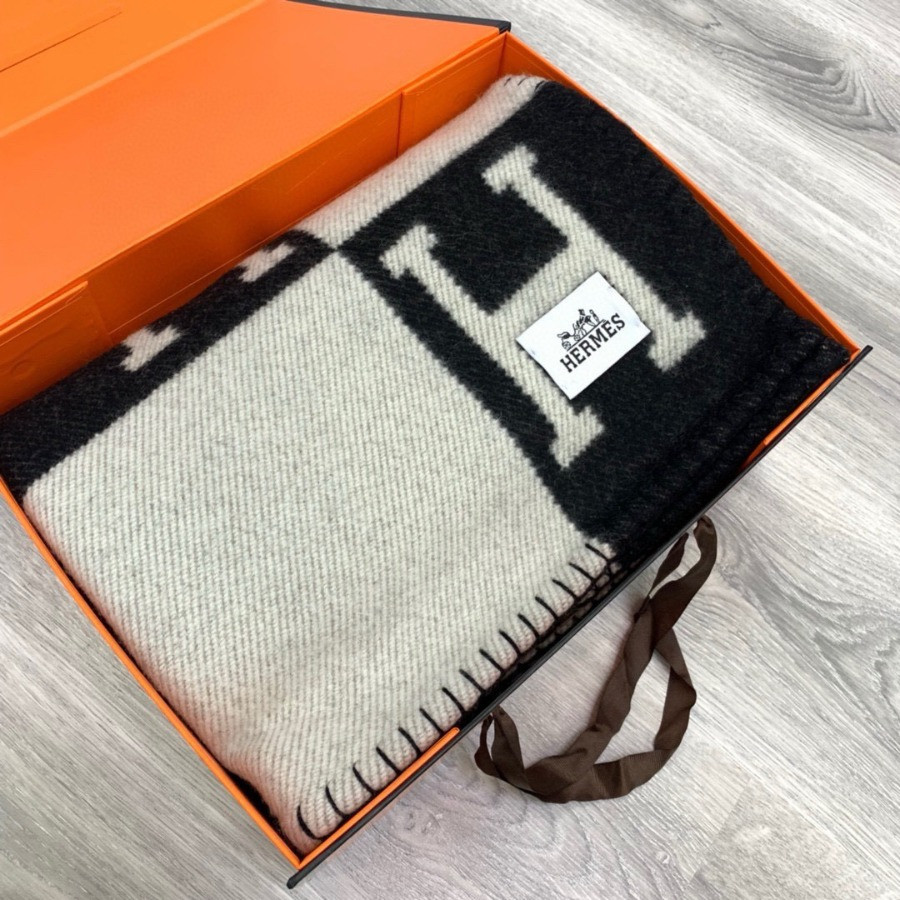 Premium Cashmere Blend Blanket – HERMSCA-169 | Black & Ivory White | 170 × 135 cm